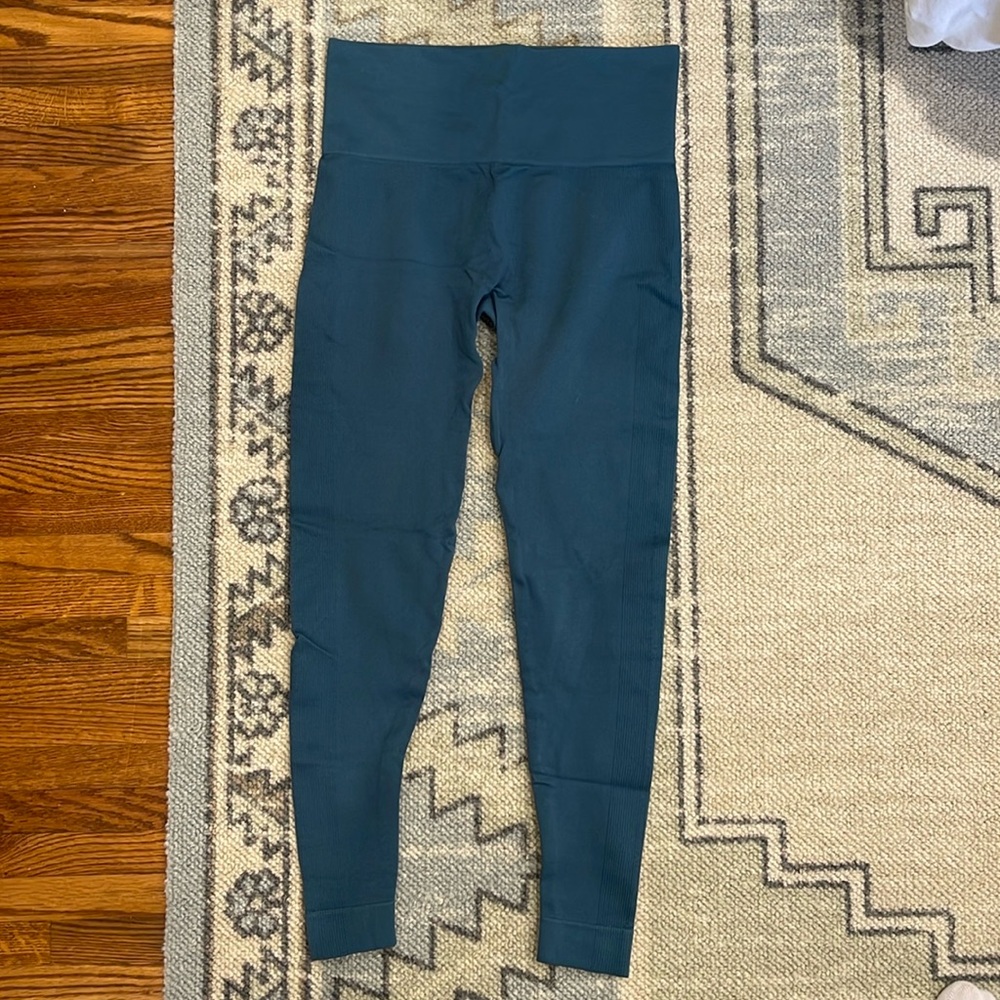 EUC SET ACTIVE SCULPTFLEX LEGGINGS COVE JEWEL TONE COLOR MEDIUM + SMALL BRA